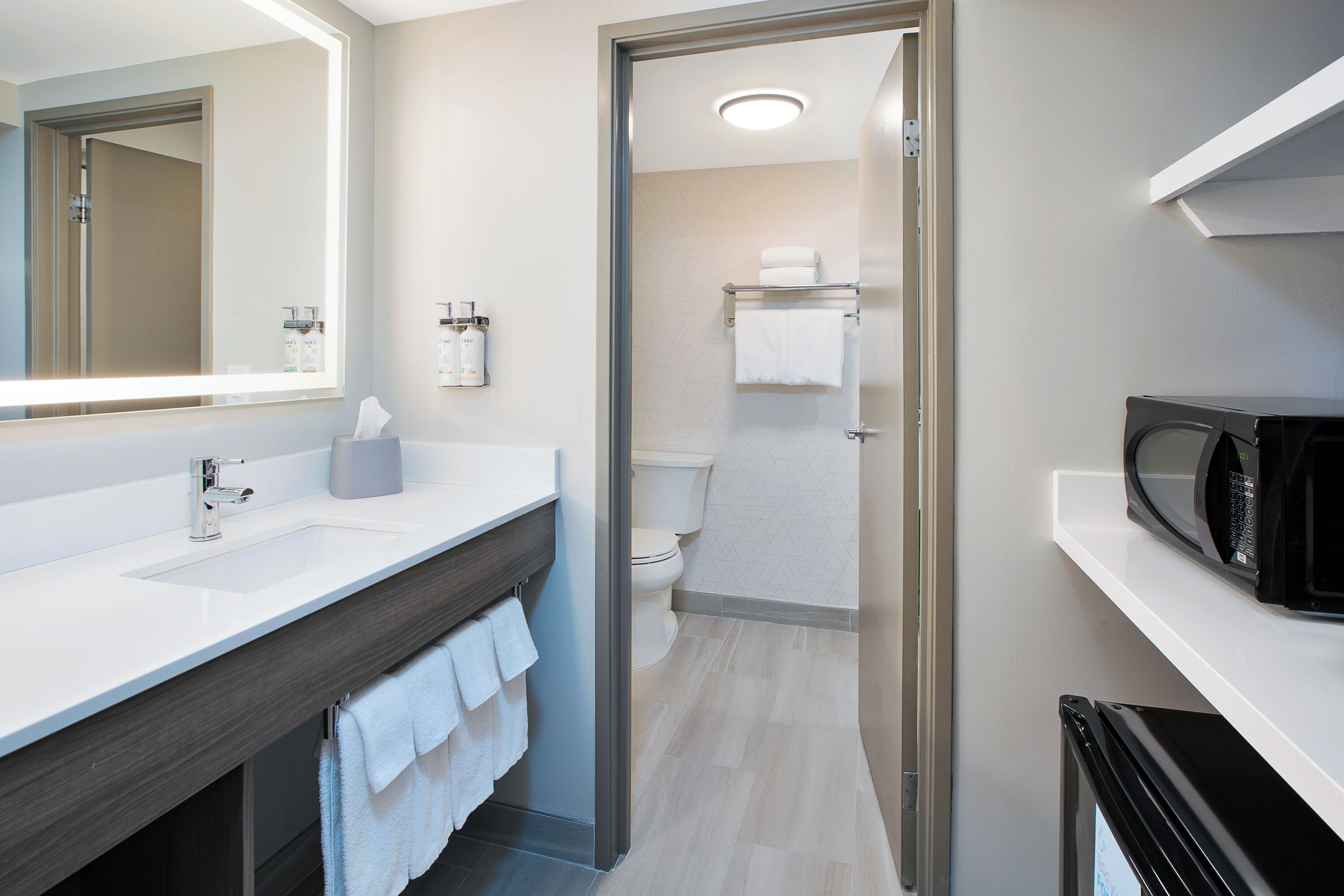 Combined shower/bathtub, free toiletries, hair dryer, towels