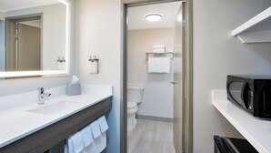Kombinert dusj/badekar, toalettartikler (inkludert) og hårføner
