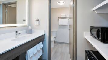 Combined shower/bathtub, free toiletries, hair dryer, towels