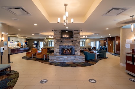 Lobby. Holiday Inn Express Hotel & Suites Pittsburgh Airport by IHG