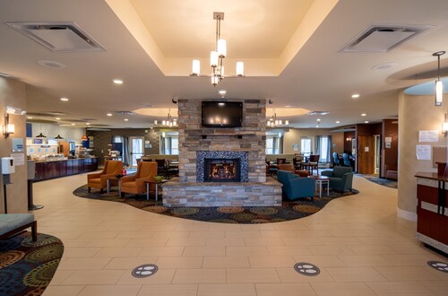 Holiday Inn Express Hotel & Suites Pittsburgh Airport by IHG