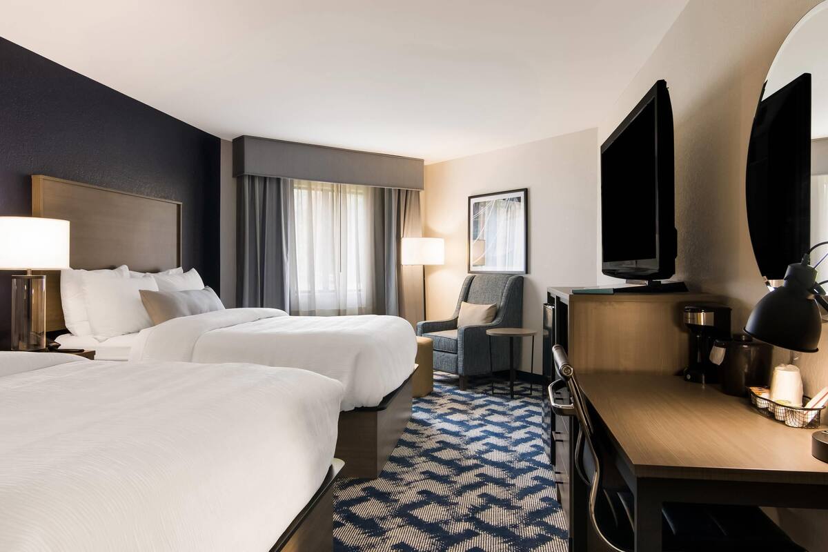 Standard Room, 2 Queen Beds, Non-Smoking, Lake View