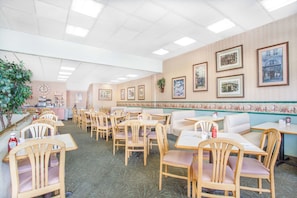 Breakfast and lunch served, American cuisine