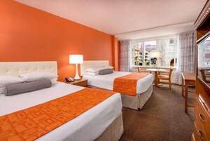 Caja de seguridad en la habitación y escritorio 