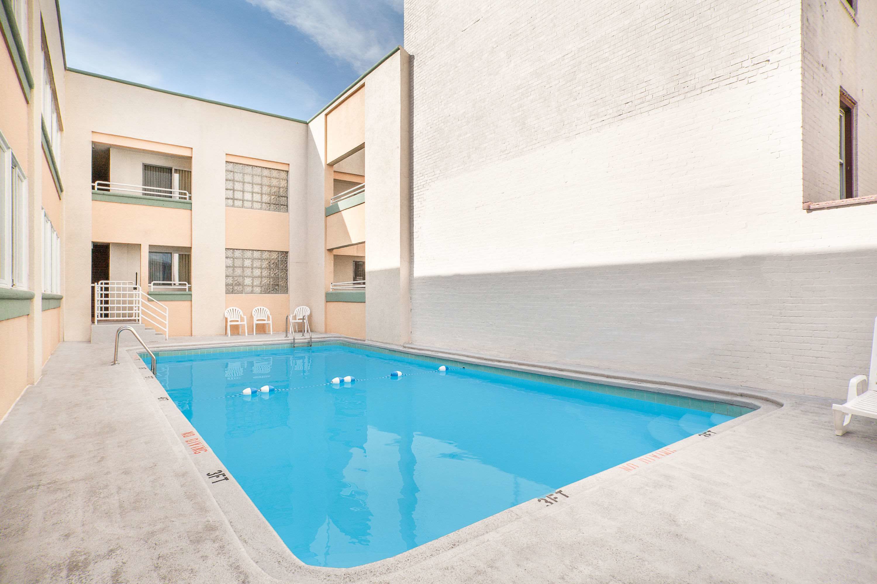 Piscina externa sazonal, funciona das 10h às 20h, espreguiçadeiras