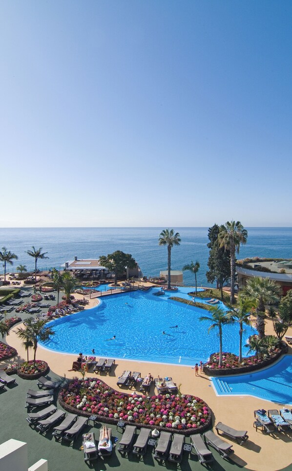 Indoor pool, outdoor pool - Pestana Carlton Madeira Ocean Resort Hotel (Funchal)