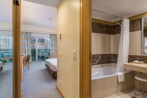 Classic Double or Twin Room, City View | Bathroom