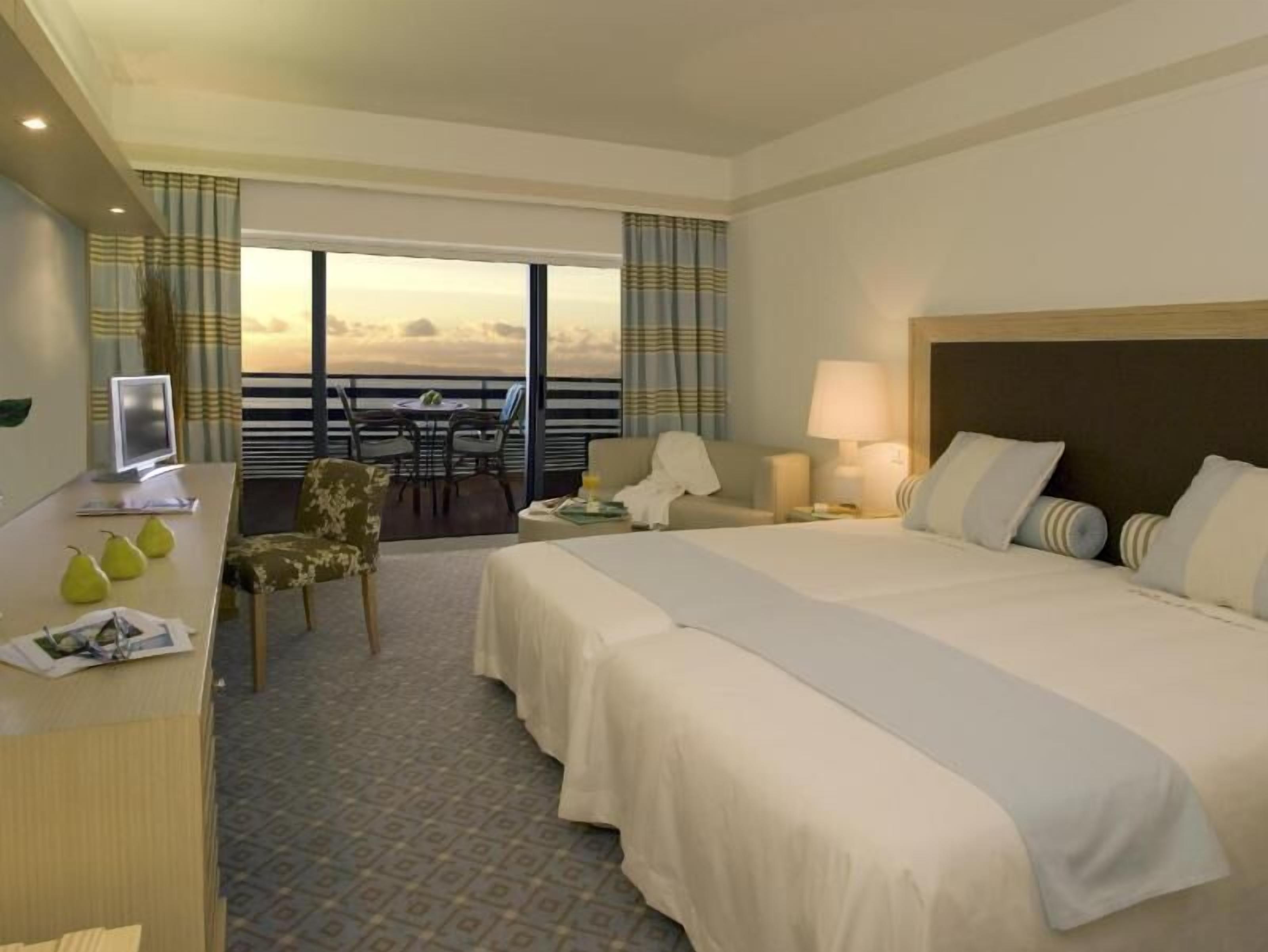 Minibar, in-room safe, iron/ironing board, free WiFi