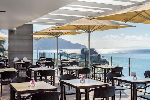 Petit déjeuner et dîner servis sur place