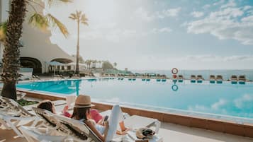 Piscine intérieure, piscine extérieure