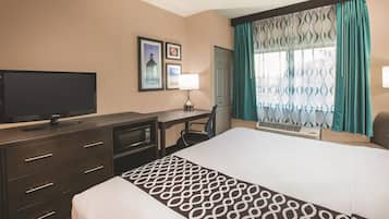 Comfort Room, 1 King Bed, Non Smoking | Premium bedding, desk, laptop workspace, blackout drapes