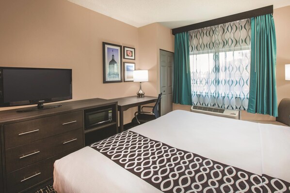 Comfort Room, 1 King Bed, Non Smoking | Premium bedding, desk, laptop workspace, blackout drapes