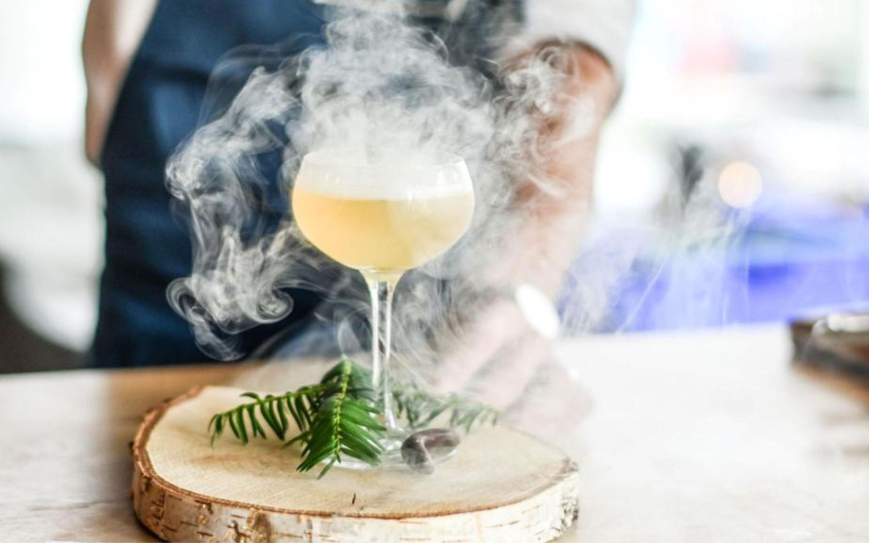 serves breakfast, lunch and dinner