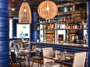 Serveert ontbijt, lunch, diner, Franse gerechten 