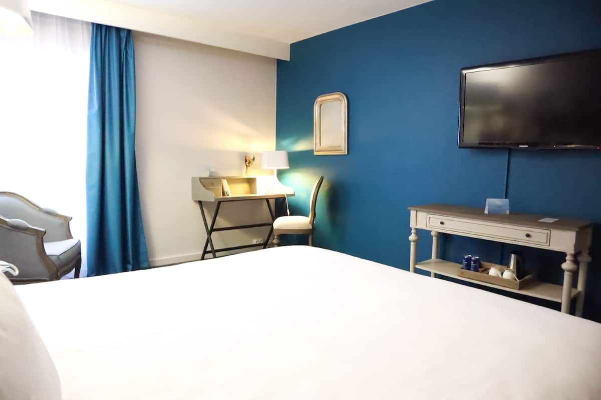 Classic Room, 2 Single Beds | Pillow-top beds, in-room safe, individually furnished, desk