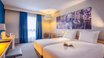 Classic Room, 2 Katil Bujang (Single) | Tilam berlapik, peti besi dalam bilik, meja, langsir/tirai gelap terus