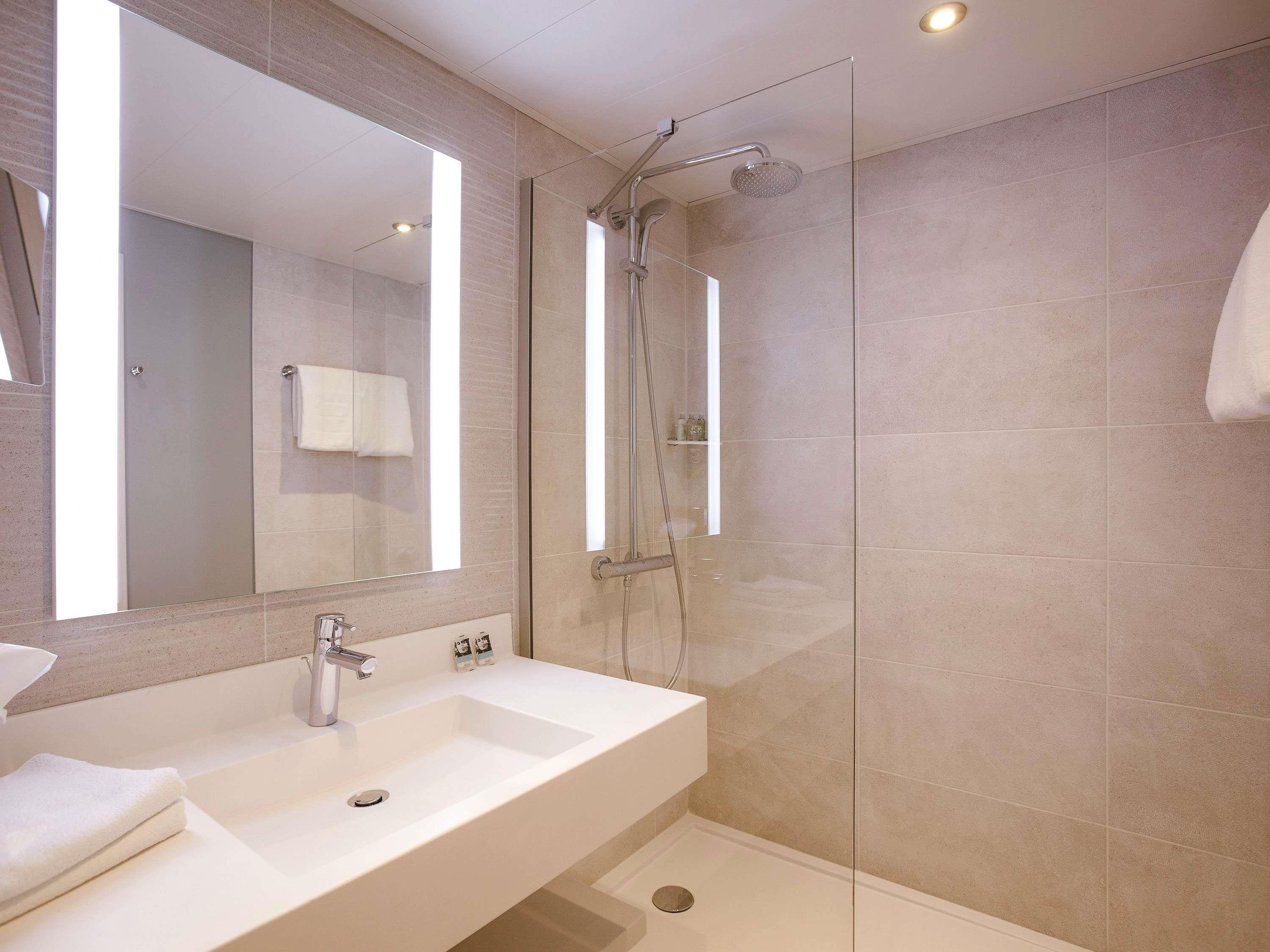 Miljøvennlige toalettsaker, hårføner, håndklær og såpe