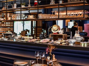 Daily buffet breakfast (EUR 19 per person) - Demeures de campagne Château de Fontainebleau – Mercure (Fontainebleau)