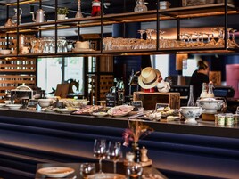 Se ofrece un desayuno bufé (19 EUR por persona)