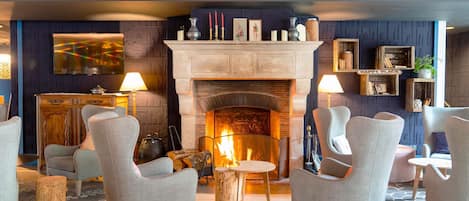 Serves breakfast, lunch, and dinner