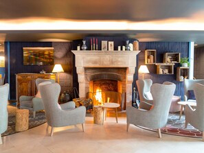 Serves breakfast, lunch, and dinner - Demeures de campagne Château de Fontainebleau – Mercure (Fontainebleau)