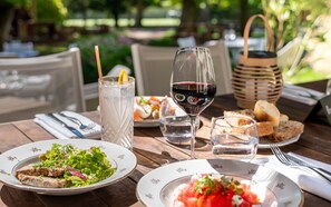Aperto a colazione, pranzo e cena, cucina francese