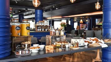 Petit déjeuner buffet (19 EUR par personne)