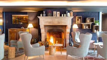 Serveert ontbijt, lunch en diner