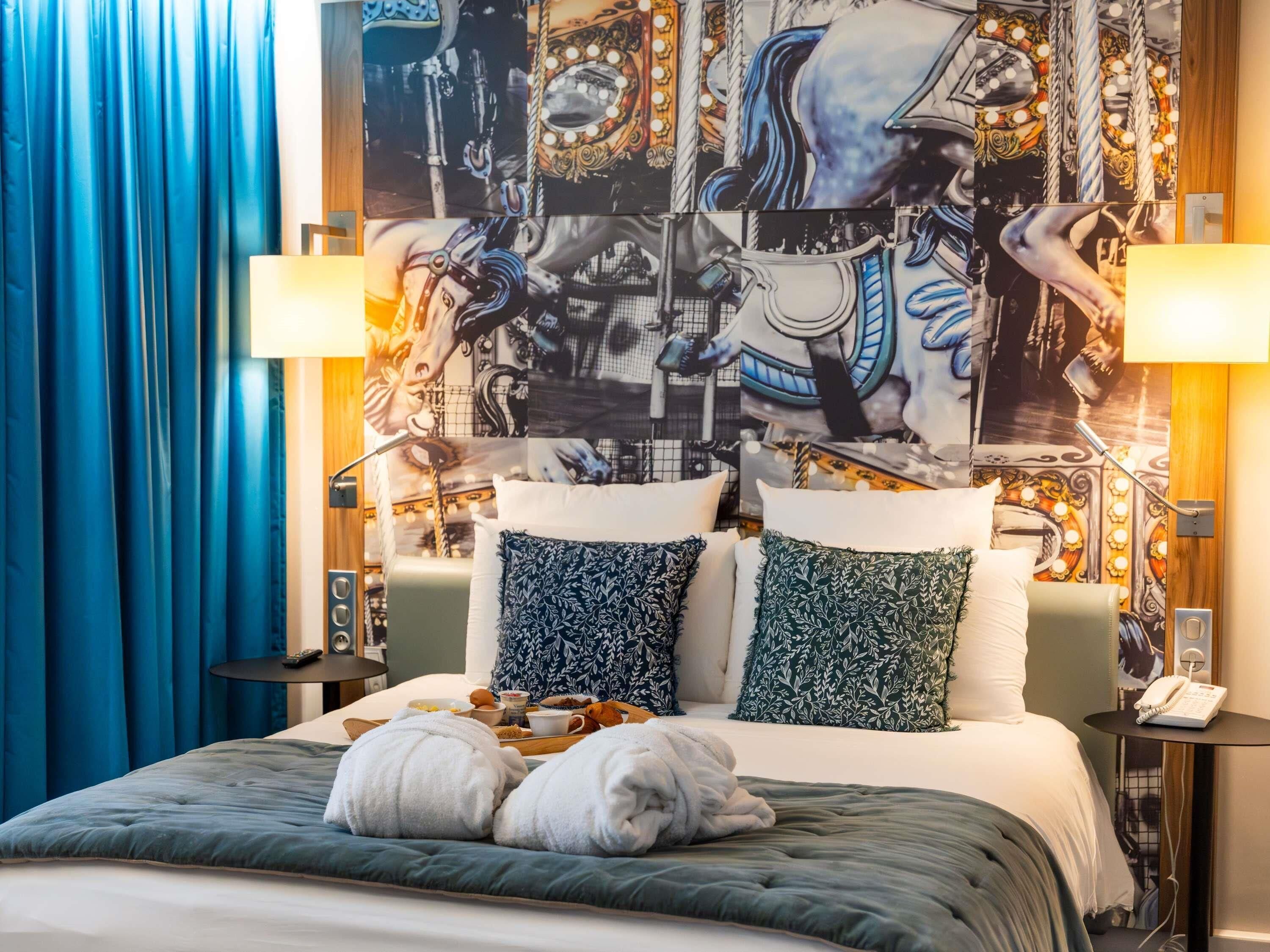 Pillowtop-patjalliset sängyt, tallelokero huoneessa