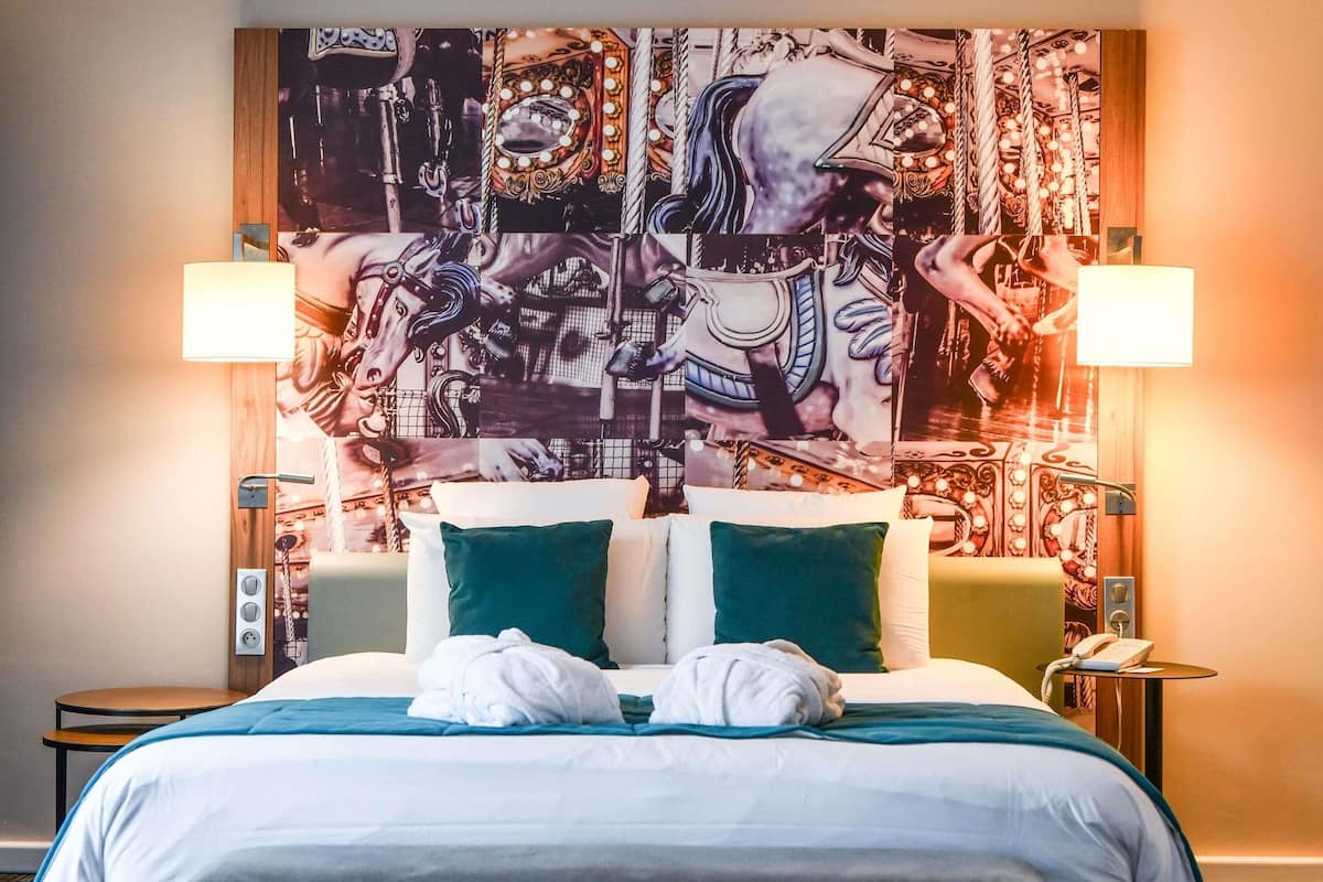 Bäddmadrasser, värdeförvaringsskåp på rummet, unika möbler och skrivbord