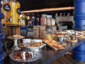 Se ofrece un desayuno bufé todos los días (por un coste adicional)