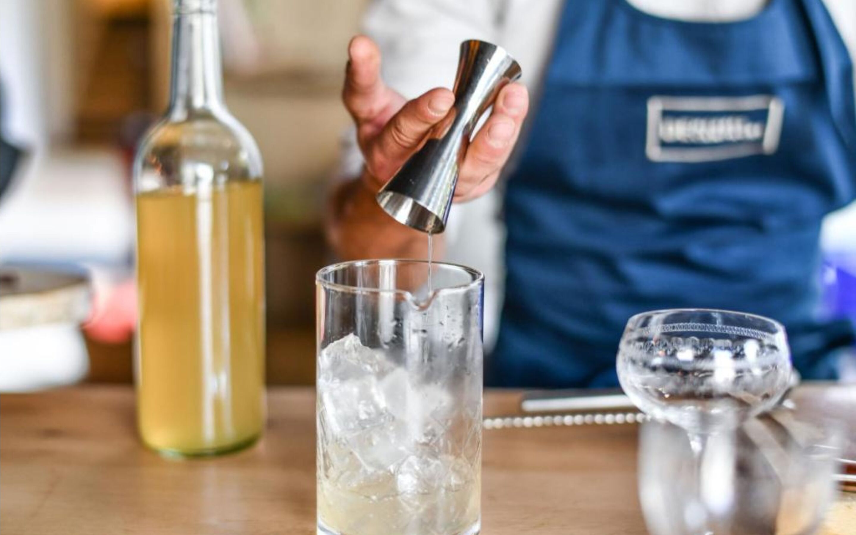 serves breakfast, lunch and dinner