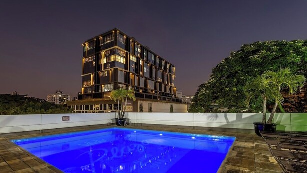 Un edificio moderno con piscina y zona de descanso.