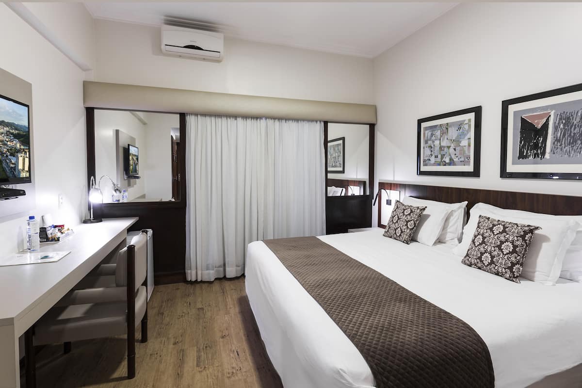 Quarto Superior, 1 cama Casal | Minibar, két bảo mật tại phòng, bàn