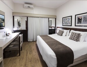 Quarto Superior, 1 cama Casal | Minibar, coffres-forts dans les chambres, bureau, rideaux occultants