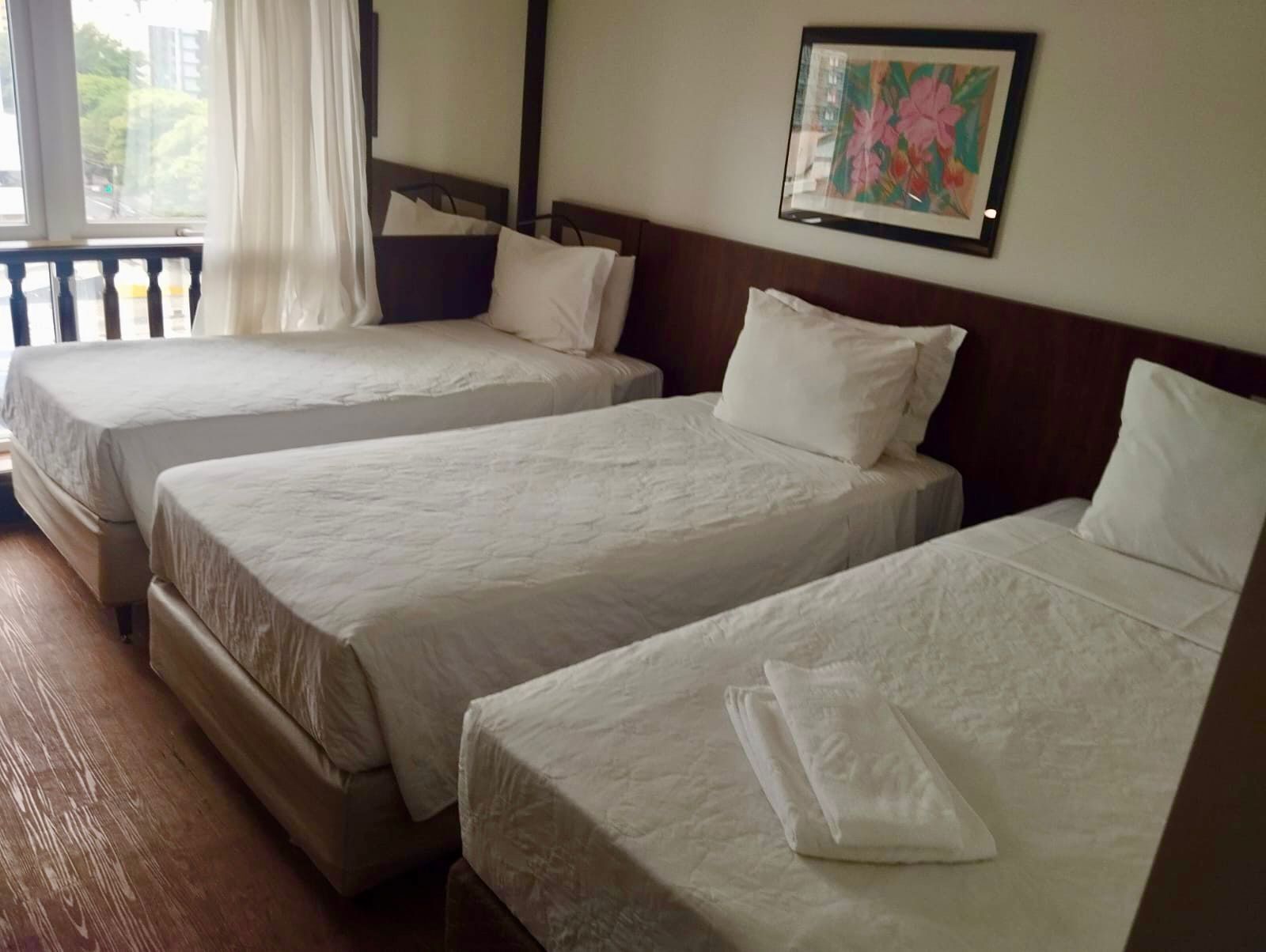 Rom – standard, 3 enkeltsenger | Minibar, safe på rommet, skrivebord og blendingsgardiner