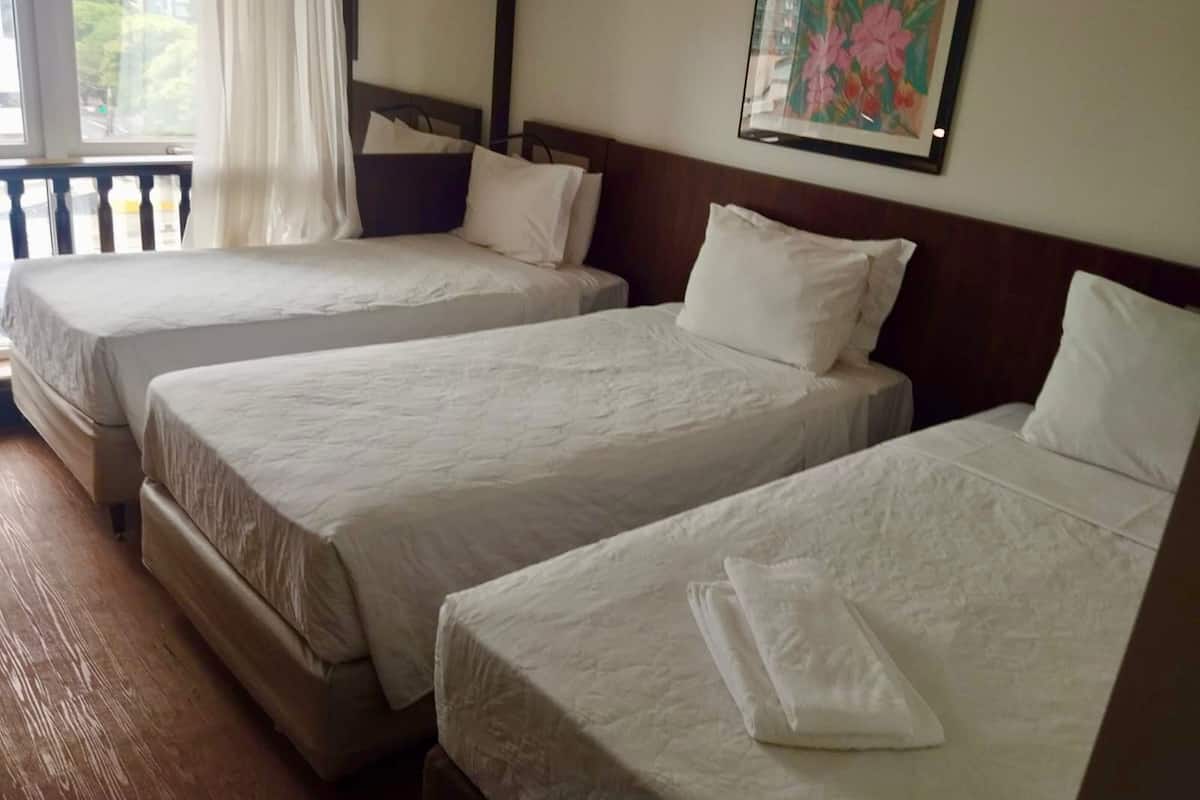 Rom – standard, 3 enkeltsenger | Minibar, safe på rommet, skrivebord og blendingsgardiner