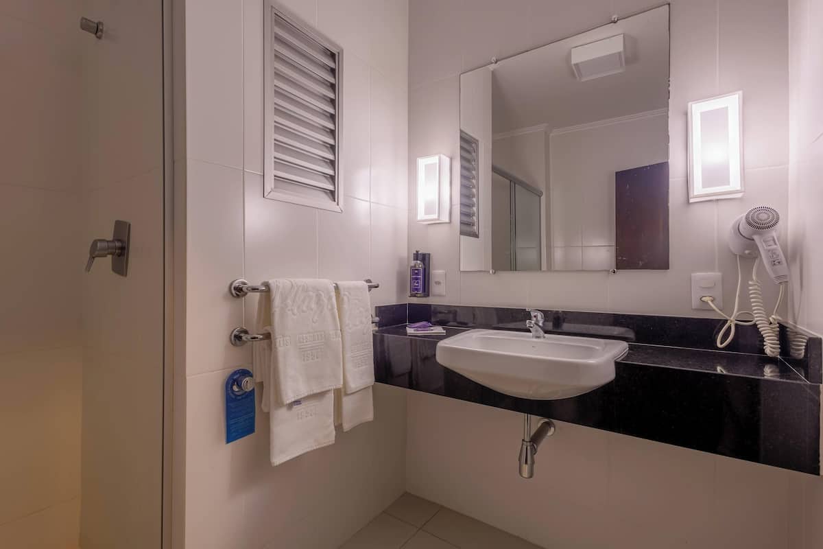 Shower, free toiletries, towels