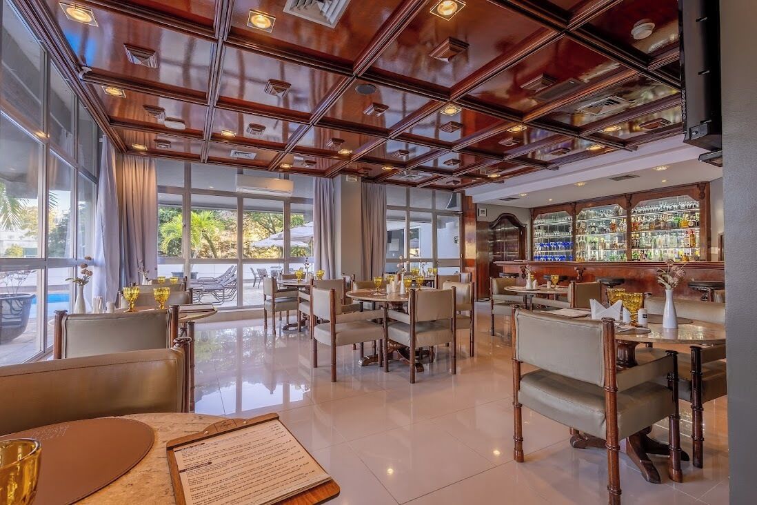 breakfast, lunch, dinner served; international cuisine