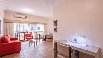 Quarto Suite, 1 cama casal | Minibar, Zimmersafe, Schreibtisch, laptopgeeigneter Arbeitsplatz