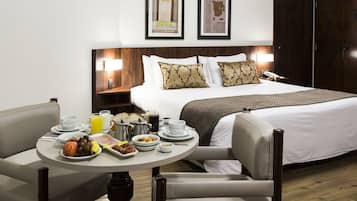 Quarto Suite, 1 cama casal | Minibar, caja fuerte, escritorio y cortinas opacas