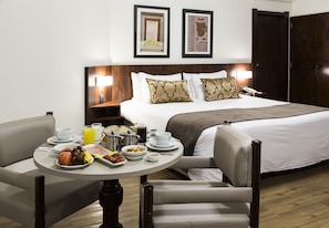 Quarto Suite, 1 cama casal | Minibar, in-room safe, desk, blackout curtains