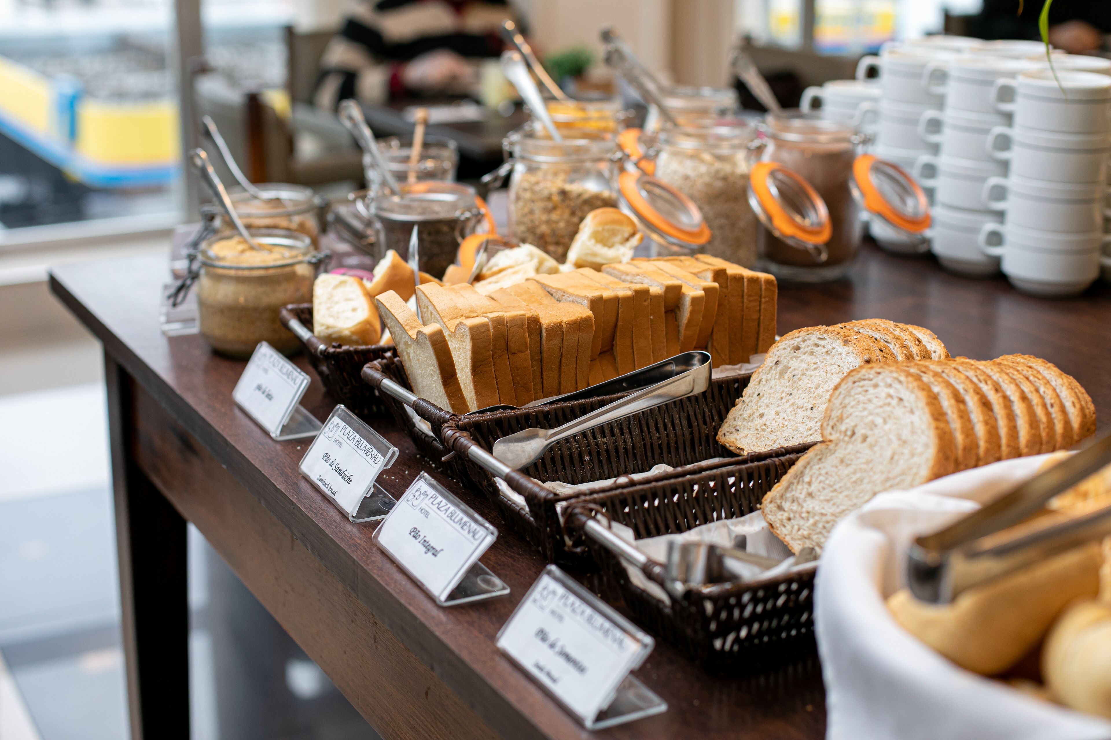Un mostrador de buffet con diversos alimentos y utensilios.