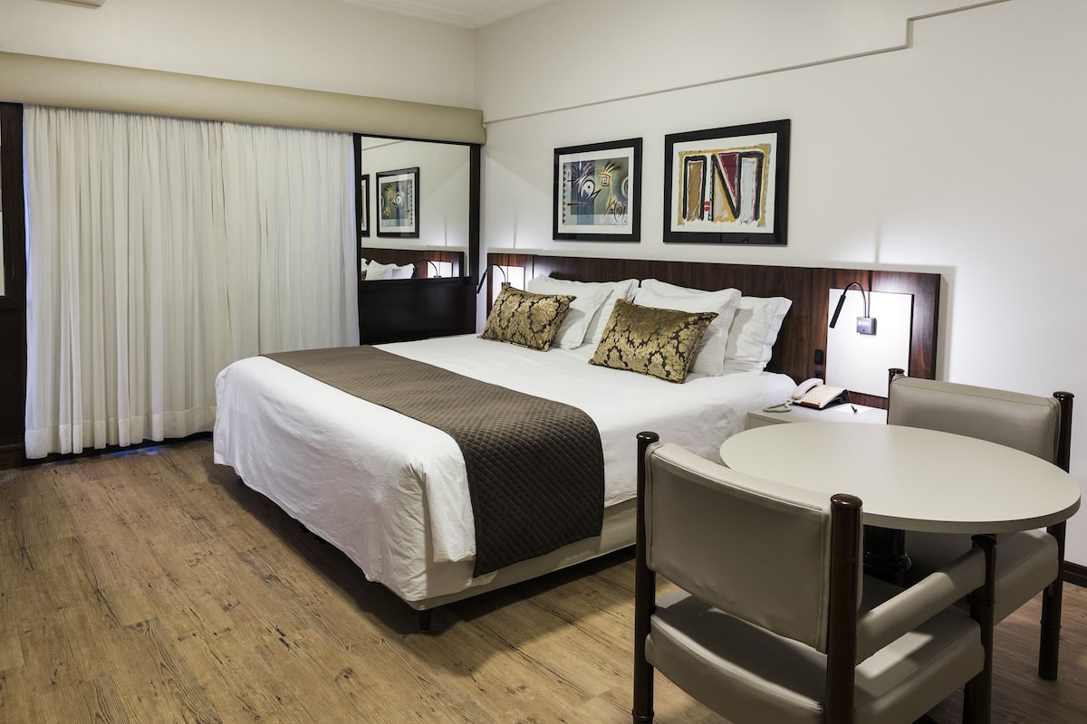 Quarto Luxo, 1 cama casal | Minibar, két bảo mật tại phòng, bàn