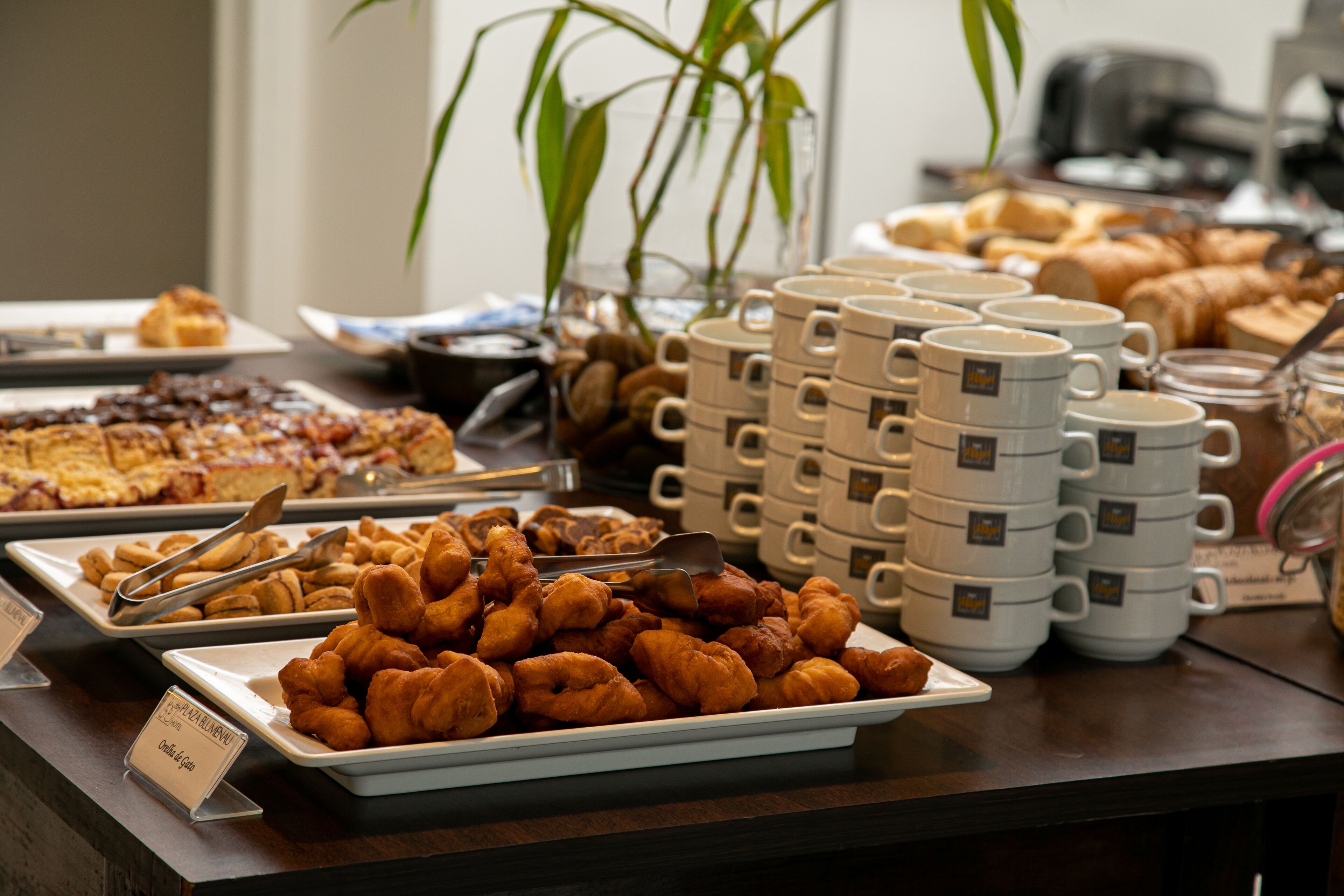 Un buffet proposant une variété de plats, notamment des pâtisseries et des biscuits.