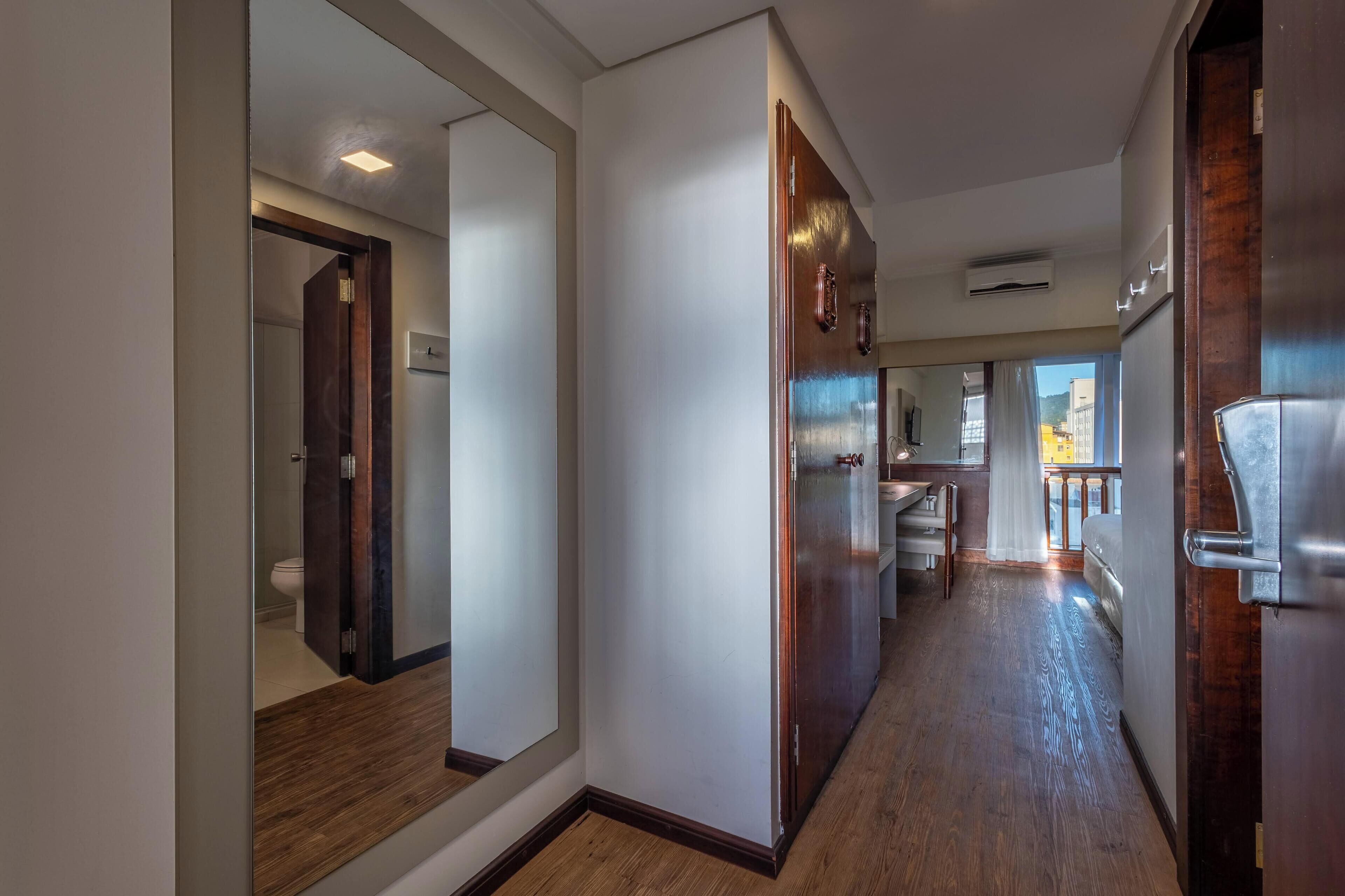 quarto superior, 1 cama casal | minibar, in-room safe, desk, blackout curtains