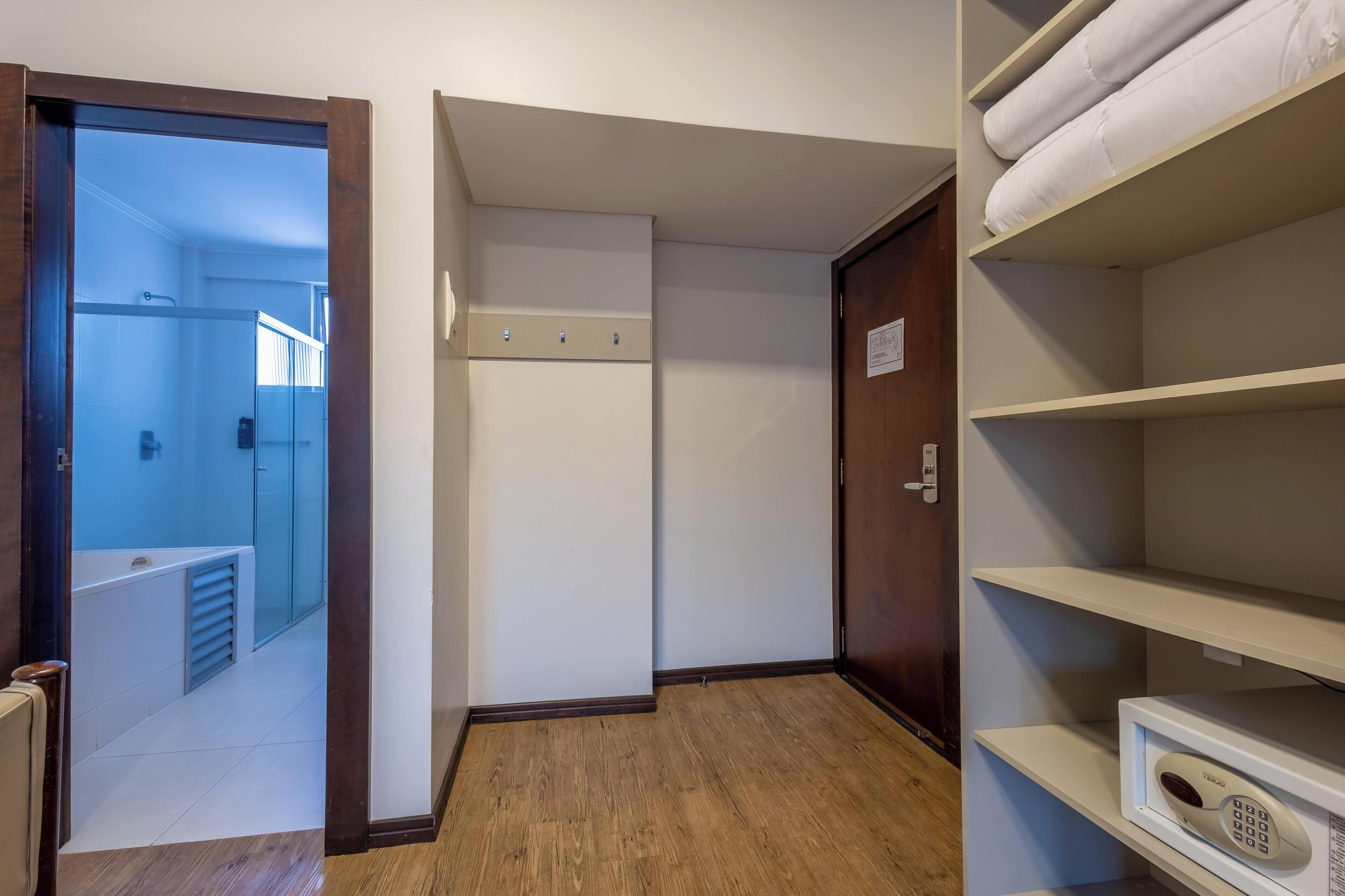 quarto luxo, 1 cama casal  | minibar, in-room safe, desk, blackout curtains