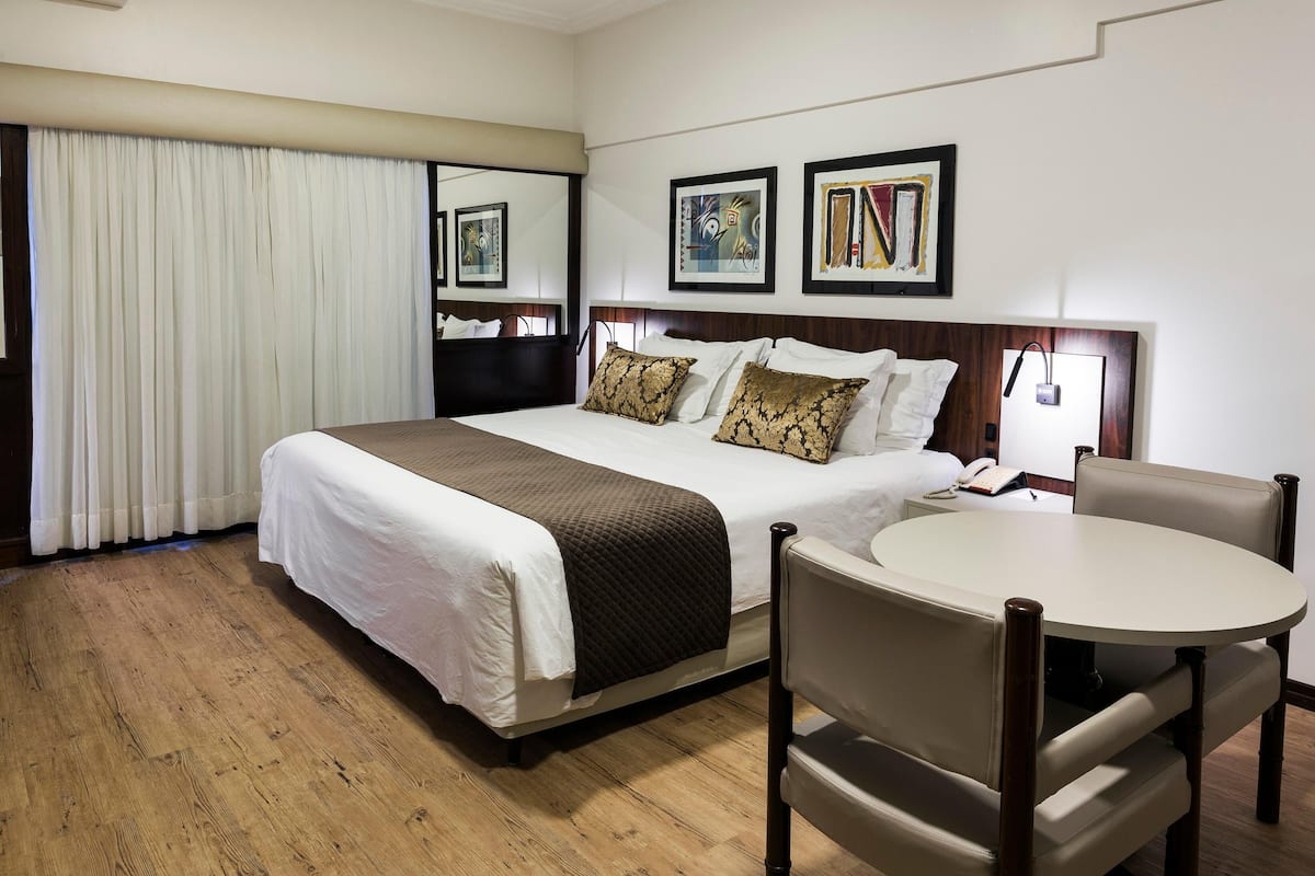 Minibar, két bảo mật tại phòng, bàn
