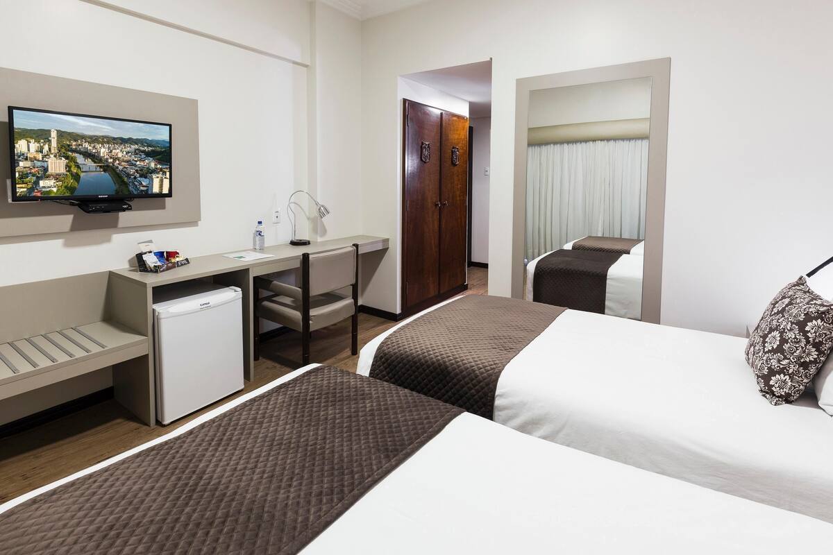 Minibar, két bảo mật tại phòng, bàn