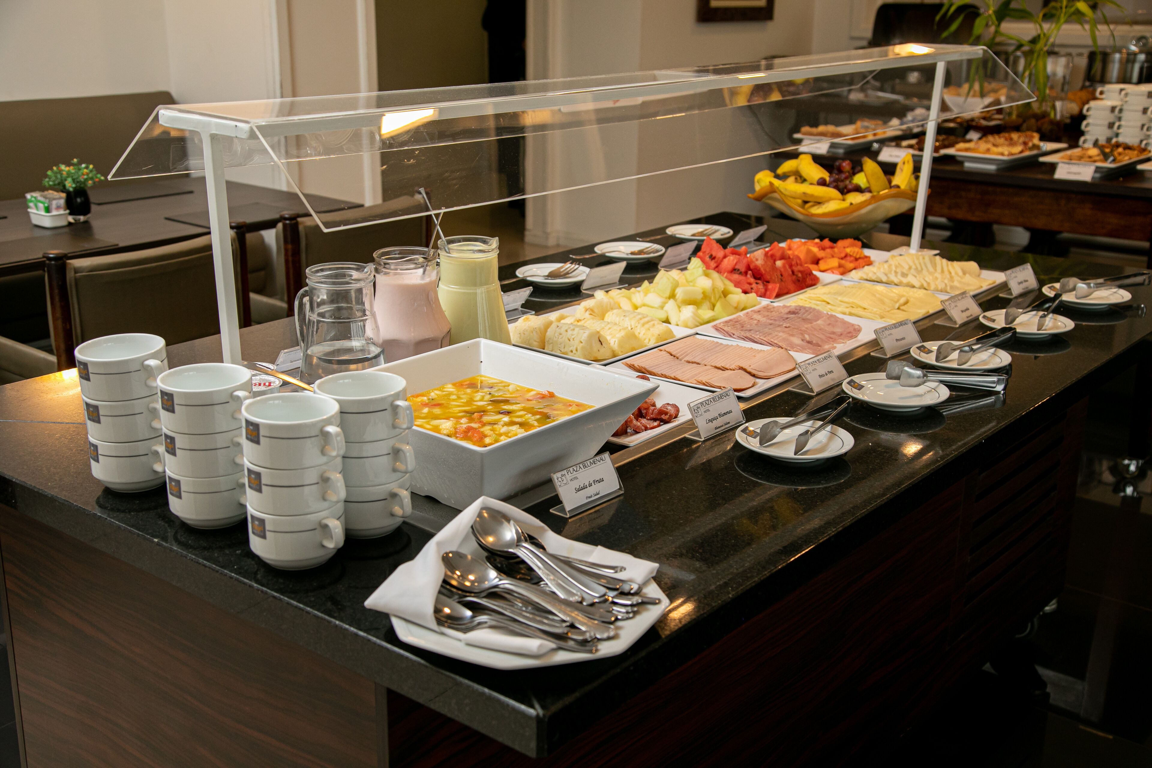 Un buffet proposant une variété de plats et une vitrine réfrigérée.
